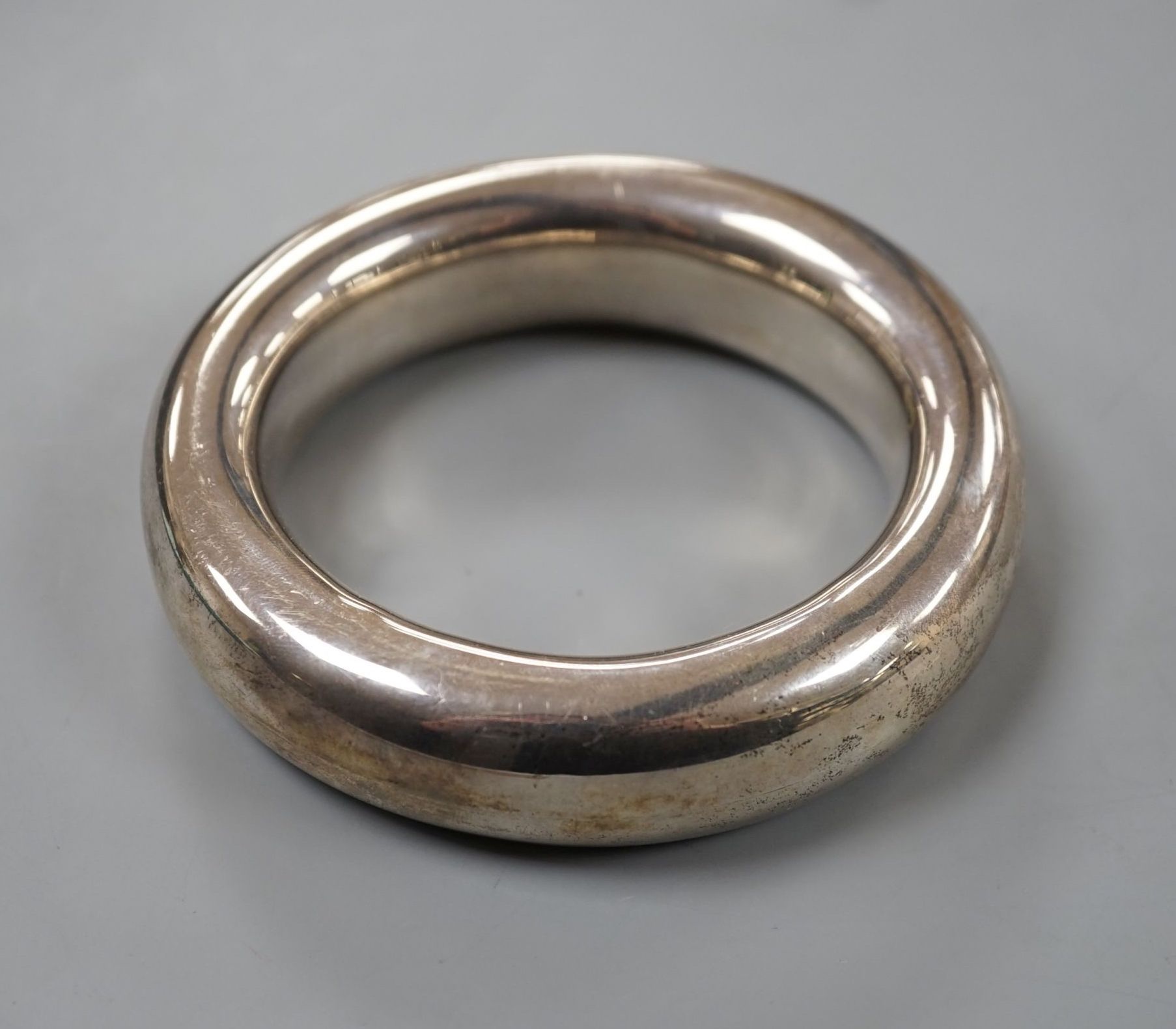 A modern Italian Peretti Tiffany & Co silver bangle, interior diameter 65mm, 86 grams.